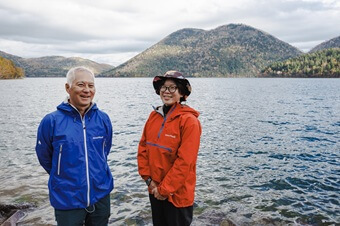 インタビュー「天空の湖で、世界の旅人を迎える」 ― 北海道ATガイド・然別湖ネイチャーセンター 島田知明さん＆李育臻さん thumbnail