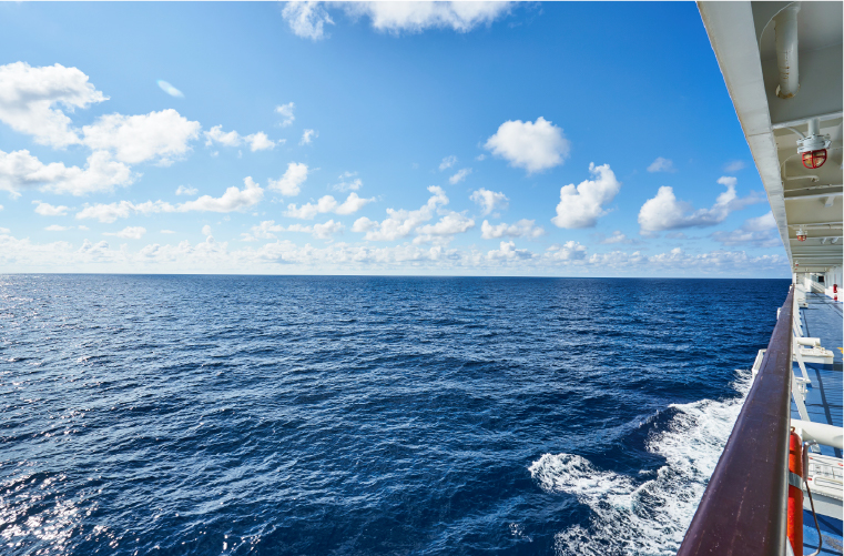 デッキで潮風に吹かれて絶景を眺めたい