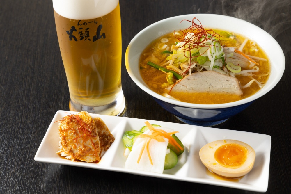 札幌市内で観光にも便利な場所にある札幌北一条チカホ店で頼める3種のつまみセット。生ビールと小さめサイズのラーメンがついた17時からの人気メニュー。創業当時に出していた夜の居酒屋風メニューを思わせる。