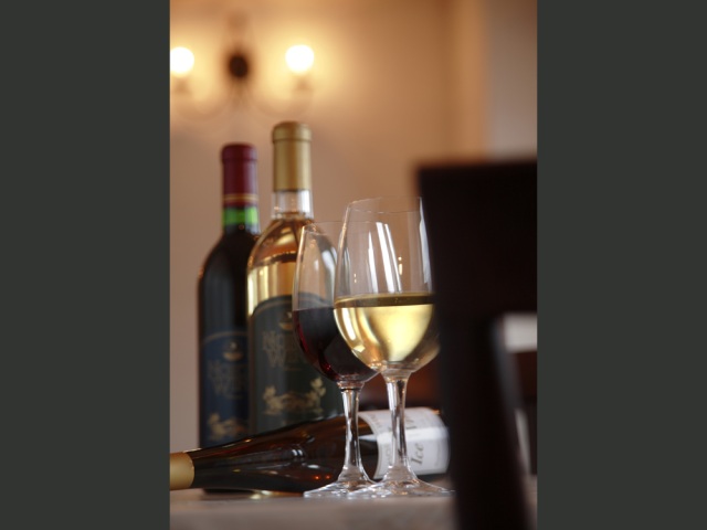 手造り「ワイン工房」で醸造・販売しているワインは世界各地の葡萄果汁を使い、産地別で20種（ハーフボトル・750円～）