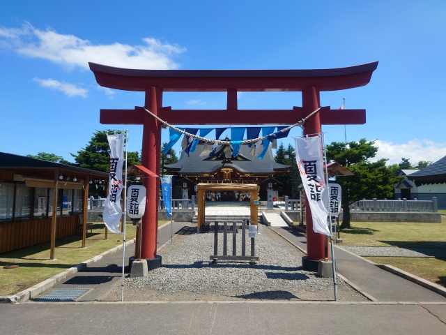 夏詣の季節の美瑛神社