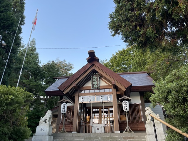 鳥居をくぐって石段を登ると拝殿が見えます